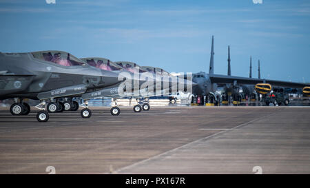 F-35 Lightning Flugzeuge von eglin Air Force Base, Fla., für Abflug in Barksdale Air Force Base, La., Okt. 12, 2018 vorbereiten. Die Flugzeuge Barksdale evakuiert, um mögliche Schäden vom Hurrikan Michael zu vermeiden. (U.S. Air Force Foto von Airman 1st Class Lillian Miller) Stockfoto