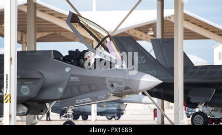 Das bordpersonal von eglin Air Force Base, Fla., bereiten Sie eine F-35 Lightning für Start in Barksdale Air Force Base, La., Okt. 12, 2018. Die Flugzeuge Barksdale evakuiert, um mögliche Schäden vom Hurrikan Michael zu vermeiden. (U.S. Air Force Foto von Airman 1st Class Lillian Miller) Stockfoto