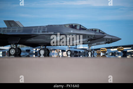 F-35 Lightning Flugzeuge von eglin Air Force Base, Fla., für Abflug in Barksdale Air Force Base, La., Okt. 12, 2018 vorbereiten. Die Flugzeuge Barksdale evakuiert, um mögliche Schäden vom Hurrikan Michael zu vermeiden. (U.S. Air Force Foto von Airman 1st Class Lillian Miller) Stockfoto