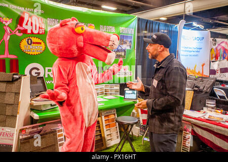 Eine kostümierte Pink Panther belebt eines Auftragnehmers Anzeige home improvement Ausstellung in Costa Mesa, CA Stockfoto