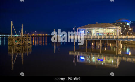 Cardiff Bay bei Sonnenuntergang in Cardiff, Wales. Stockfoto