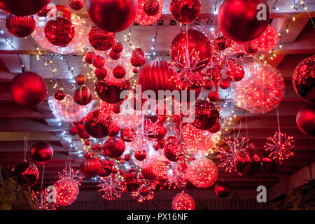 Riesige Weihnachtsbaum Kugeln schimmern in der Ruby glow Anzeige in Newport Beach, CA.. (Foto von Spencer Grant) Stockfoto