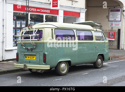 Eine komplett restaurierte Klassiker 1976 Volkswagen Lieferung/Wohnmobil auf Breite Str., Wells, Somerset, UK geparkt Stockfoto