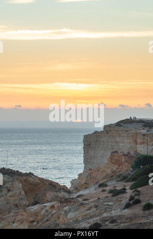 Sommer Sonnenuntergang von Algar Seco. Den Ort, ist bekannt für seine einzigartige Felsformationen an der Algarve, Portugal. Stockfoto