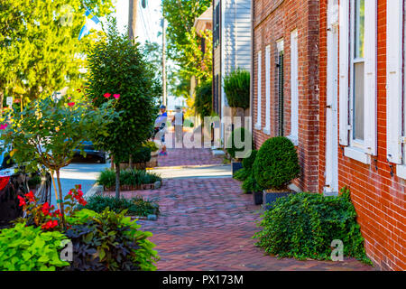 New Castle, DE, USA - 23. September 2015: Brick Bürgersteige mit buntes Laub im historischen Viertel von New Castle. Stockfoto