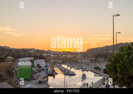 Sonnenuntergang über dem Porto de Abrigo de Albufeira, Albufeira in Albufeira, Portugal. Stockfoto
