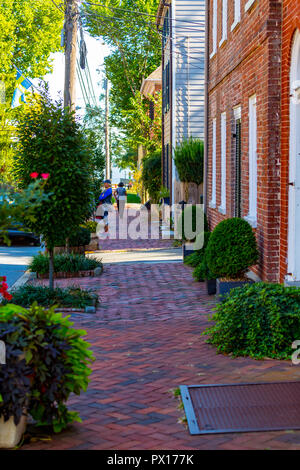 New Castle, DE, USA - 23. September 2015: Brick Bürgersteige mit buntes Laub im historischen Viertel von New Castle. Stockfoto