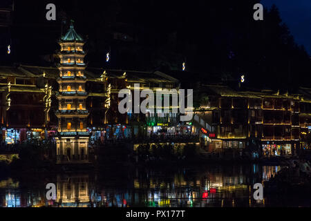 FENGHUANG, Hunan, China - 8 Jul 2018: Nächtlicher Blick auf den Fluss und die Tuojiang Wanming Pagode. Stockfoto