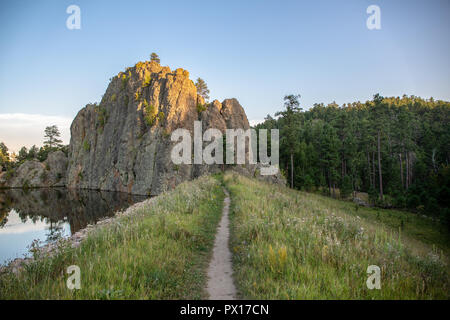 Trail auf tönerne Verdammung, die Legion Lake führt durch schöne Felsformation. Stockfoto