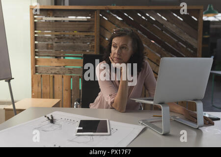 Nachdenklich Führungskraft am Tisch sitzen Stockfoto