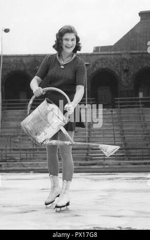 Eiskunstlauf in den 1940er Jahren. Schwedischer Champion Eiskunstläuferin Britta Råhlén Wasser das Eislaufen Eis auf Stockholms Stadion. Schweden 1943 Stockfoto