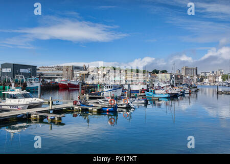 2. Juni 2018: Plymouth, Devon, UK-Plymouth Hafen, mit Blick auf die Fische Kais und Plymouth Fischerei auf der linken Seite. Stockfoto