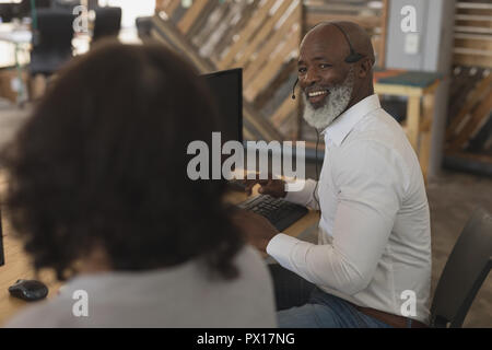 Führungskräfte mit einander interagieren im Büro Stockfoto