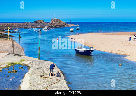 Vom 7. Juli 2018: Bude, Cornwall, Großbritannien - Der Kanal bei Flut, wie Urlauber die anhaltende warme Wetter zu genießen. Stockfoto