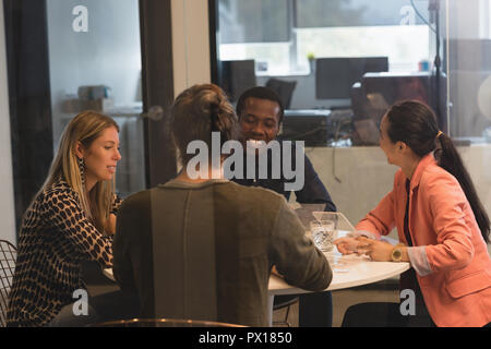 Geschäftsleute, die mit einem Treffen Stockfoto