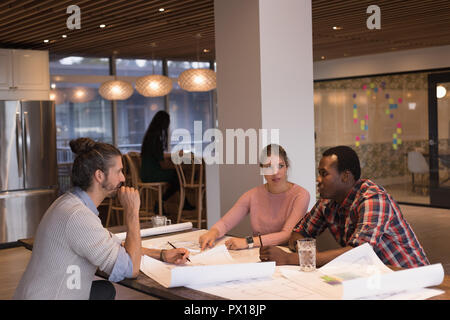 Geschäft Leute diskutieren Blueprints im Büro Stockfoto