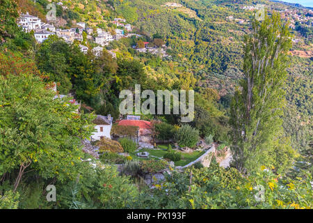 Antenne Straße und Häuser im Dorf Makrinitsa des Pilion, Griechenland Stockfoto