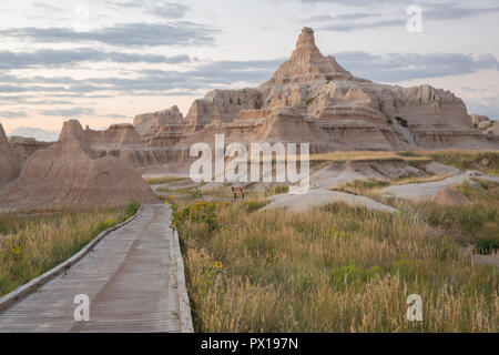 BadLands Berge auf einer schönen bewölkten Tag. Mit Board Walk führt zu Bergen. Stockfoto