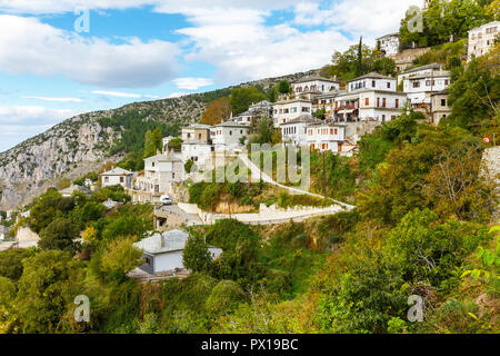 Antenne Straße und Häuser im Dorf Makrinitsa des Pilion, Griechenland Stockfoto