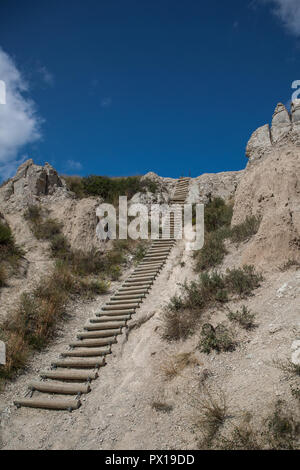 Kerbe trail Leiter bis zu den landschaftlich reizvollen Lewis auf einem blauen Himmel. Stockfoto