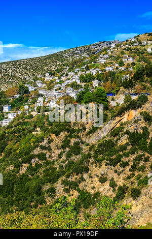 Antenne Straße und Häuser im Dorf Makrinitsa des Pilion, Griechenland Stockfoto