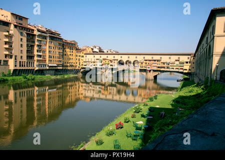 Florenz Toskana Italien Ponte Vecchio über den Arno. Europa ältesten Bogenbrücke aus dem mittleren Alters mit kleinen Geschäften entlang der Brücke Stockfoto