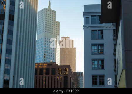Abends Sonnenlicht reflektieren die Hochhäuser in der Innenstadt von San Francisco, Kalifornien, USA. Stockfoto