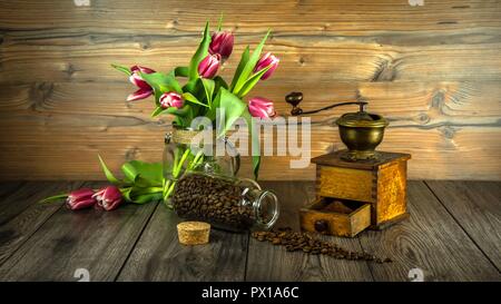 Stillleben mit Kaffee, Schleifer und Tulpen. Vintage und rustikalen Stil Stockfoto
