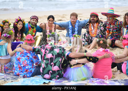 Der Herzog und die Herzogin von Sussex (Mitte hinten) auf Bondi Beach bei ihrem Besuch in Sydney am vierten Tag des königlichen Paar Besuch in Australien. Stockfoto