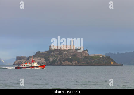 Die Insel Alcatraz, Blick vom Pier 39, bei Sonnenaufgang, San Francisco, Kalifornien, USA. Stockfoto