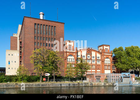 Berlin, Deutschland - 30. September 2018: Blick auf das Schloss Charlottenburg Kraftwerk (Kraftwerk Charlottenburg) von der gegenüberliegenden Seite des Flusses mit ein paar Stockfoto