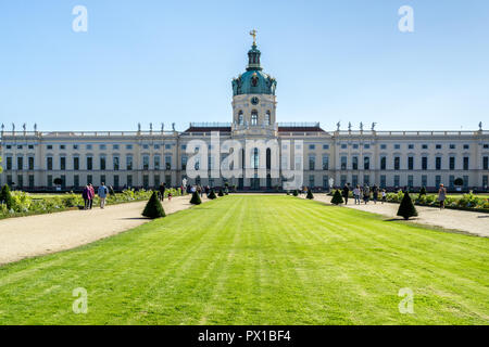 Berlin, Deutschland - 30. September 2018: Blick auf das Schloss Charlottenburg im Tageslicht mit wenigen Menschen, der im Garten Stockfoto