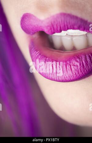 Junge Frau mit lila Lippenstift Nahaufnahme Stockfoto