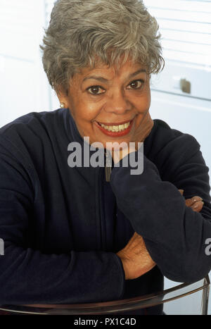 Reife attraktive Hispanic lächelnde Frau mit Kamera, USA Stockfoto