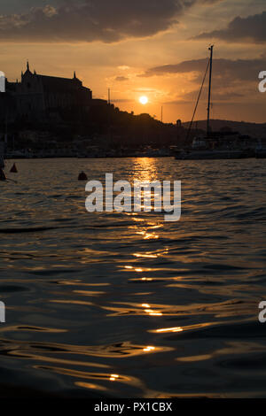 Alte italienische Stadt Gaeta, Latium in den Abendstunden bei Sonnenuntergang mit Silhouette der Kirche Stockfoto