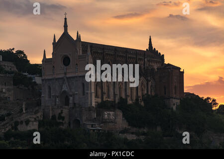 Alte italienische Stadt Gaeta, Latium in den Abendstunden bei Sonnenuntergang mit Silhouette der Kirche Stockfoto