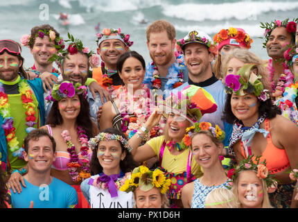 Der Herzog und die Herzogin von Sussex (Mitte und Hinten mitte rechts) am Bondi Beach in Sydney am vierten Tag des königlichen Paar Besuch in Australien. Stockfoto