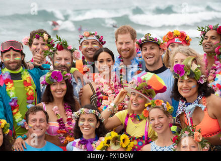 Der Herzog und die Herzogin von Sussex (Mitte und Hinten mitte rechts) am Bondi Beach in Sydney am vierten Tag des königlichen Paar Besuch in Australien. Stockfoto