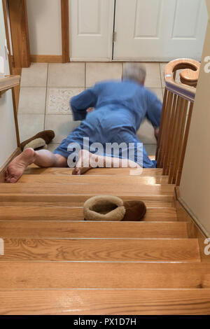 Älterer Mann auf Treppen in Suburban Home gefallen, USA Stockfoto