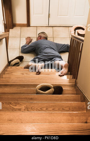 Älterer Mann auf Treppen in Suburban Home gefallen, USA Stockfoto