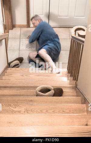 Älterer Mann auf Treppen in Suburban Home gefallen, USA Stockfoto