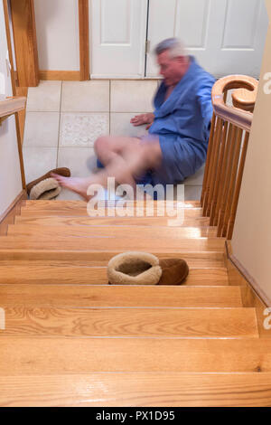 Älterer Mann auf Treppen in Suburban Home gefallen, USA Stockfoto