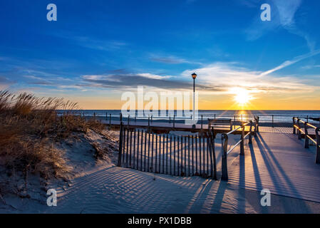 Am frühen Morgen auf dem Jersey Shore im Frühjahr See. Stockfoto