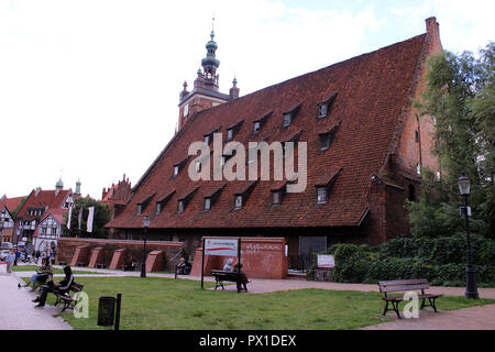 Die Große Mühle mit seinen steilen Dachneigung und zahlreichen Schuppen Gauben, etwas außerhalb der Altstadt in Danzig, Polen Stockfoto