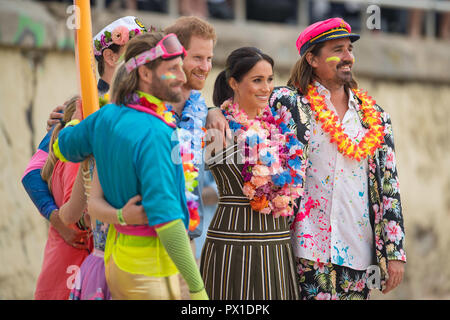 Der Herzog und die Herzogin von Sussex treffen Mitglieder des Surfens Gemeinschaft Gruppe eine Welle bei einem Besuch in South Bondi Beach in Sydney, an dem Tag, an dem der königliche Paar Besuch in Australien. Stockfoto