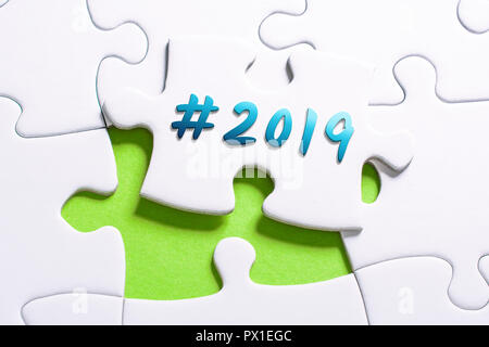 Das Jahr 2019 Mit Hashtag In fehlende Stück Puzzle Stockfoto