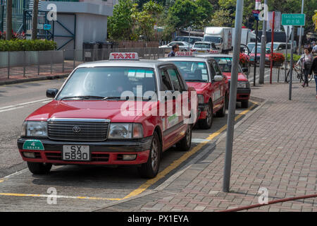 Red Hong Kong Taxis im Central District von Hong Kong zu einem Taxi geparkt stehen. Stockfoto