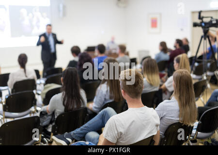 Professor in einer Vorlesung im Hörsaal. Stockfoto