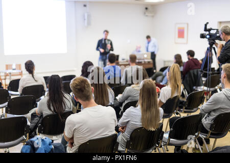 Professor in einer Vorlesung im Hörsaal. Stockfoto