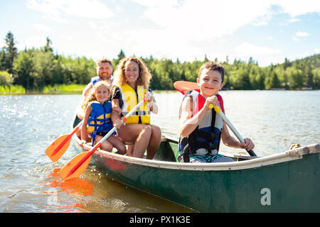 Familie in einem Kanu auf einem See Spaß Stockfoto